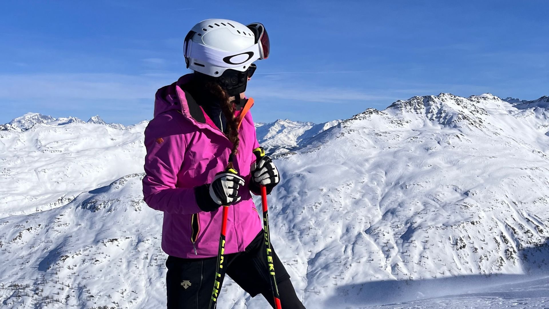 žena na lyžích, hory, sníh