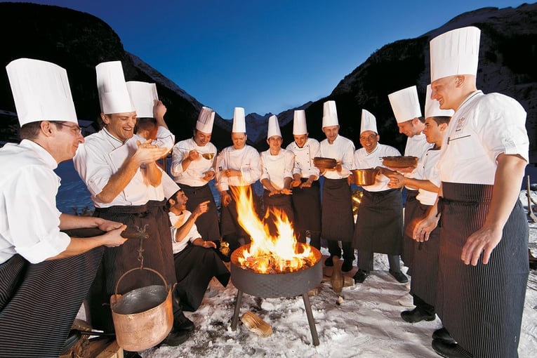 Bellevue Hotel & Spa – Relais & Châteaux, Itálie – Gran Paradiso | Exclusive Tours cuochi-est-vin-brulC-2__large