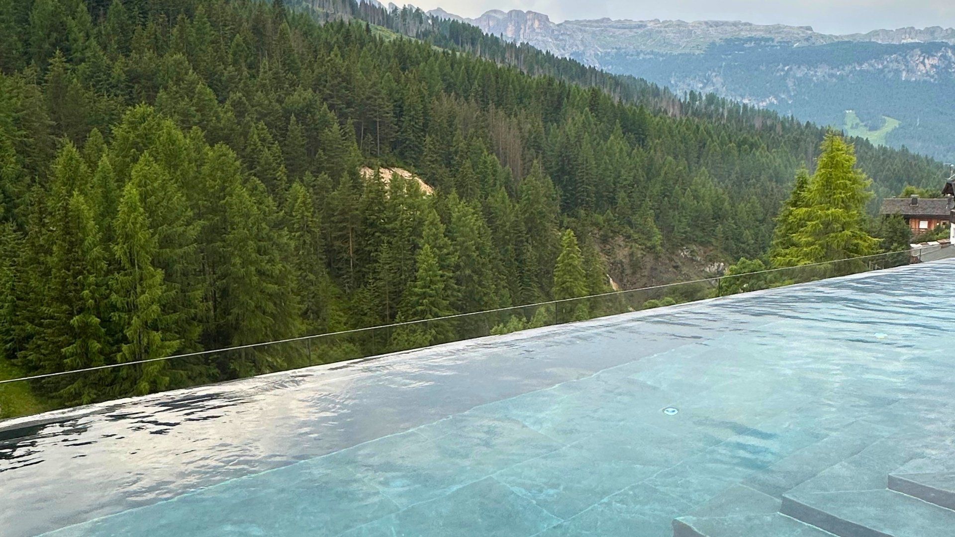 Blog_malá fotka na šířku_Dolomity ve stopách Anety_bazén