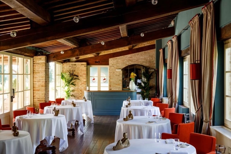 Borgo San Felice Ristorante-Iloggio-Rosso-sala-interna