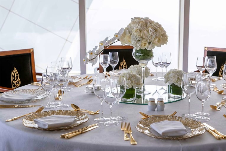 Burj Al Arab 6-4_burj-al-arab-jumeirah-suha-boardroom-banquet-table-setup-flower