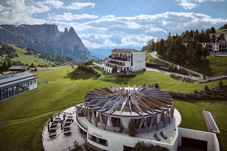 COMO Alpina Dolomites, Itálie – Seiser Alm | Exclusive Tours MM24_COMO_CAD_Exterior_COMOhotel 2