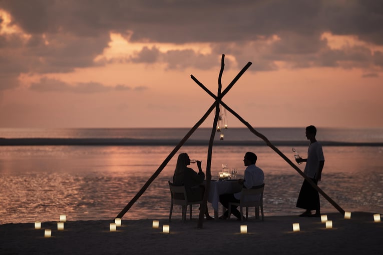 COMO Maalifushi Beach_Sunset Romantic Dinner-min