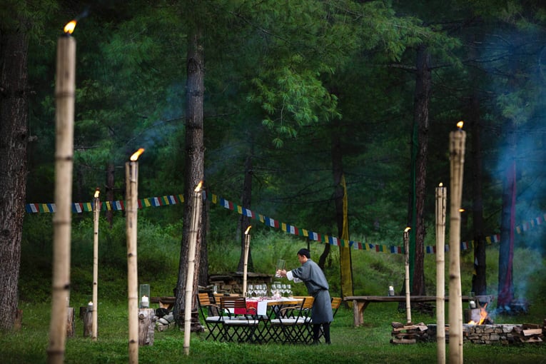 COMO Uma Paro, Bhután – Paro | Exclusive Tours Archery_field_group_dining_with_staff-2