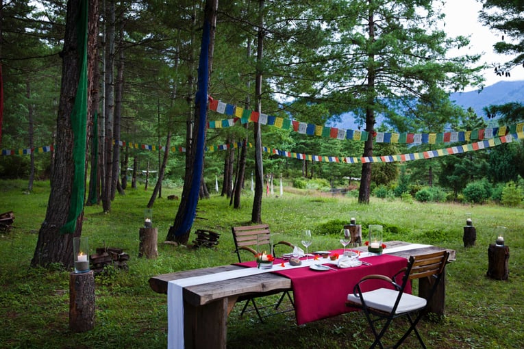 COMO Uma Paro, Bhután – Paro | Exclusive Tours Archery_field_private_dining_couple-2