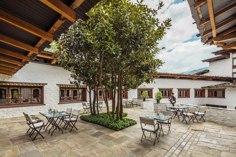 COMO Uma Paro, Bhután – Paro | Exclusive Tours COMO_Uma_Paro_Courtyard_Outdoor_for_Afternoon_Tea_2-1