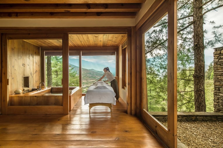 COMO Uma Paro, Bhután – Paro | Exclusive Tours COMO_Uma_Paro_Traditional_Hot_Stone_Bath_with_Massage