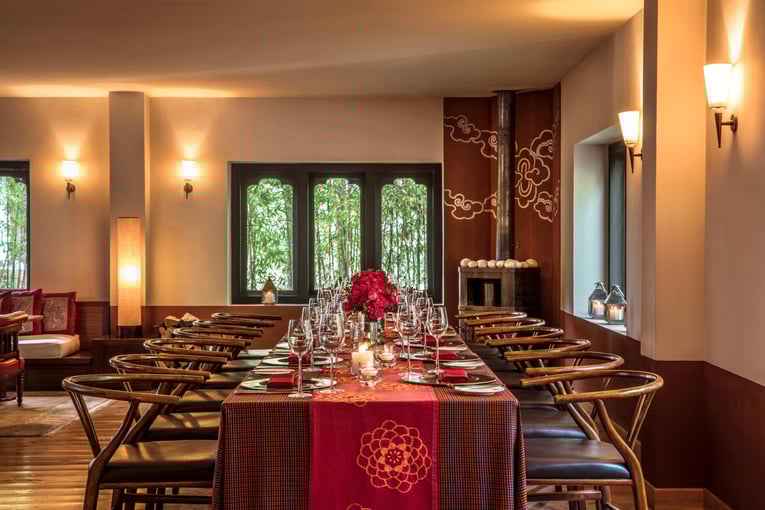 COMO Uma Paro, Bhután – Paro | Exclusive Tours Group_Dinner_at_the_Bar