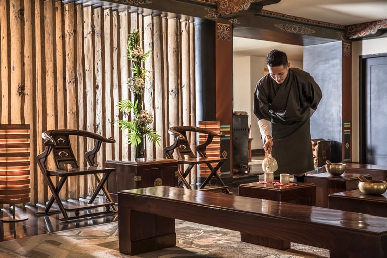 COMO Uma Paro, Bhután – Paro | Exclusive Tours Lobby_Preparing_Welcome_Tea