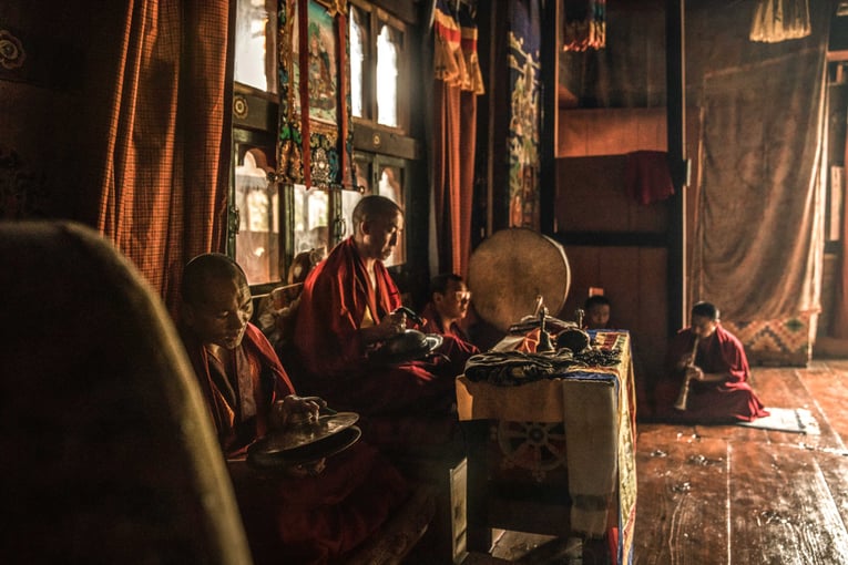 COMO Uma Paro, Bhután – Paro | Exclusive Tours Nangkha_Lhakhang_Monks_Chanking-Blessing_Cermony