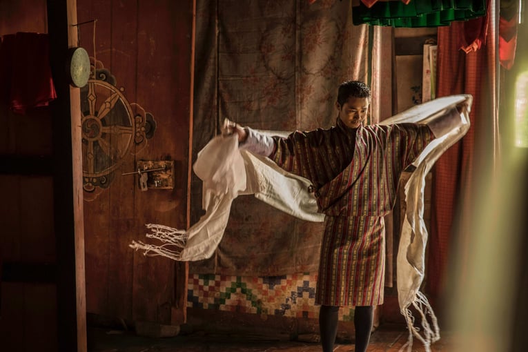 COMO Uma Paro, Bhután – Paro | Exclusive Tours Nangkha_Lhakhang_Wearing_Traditional_Mens_Scarf
