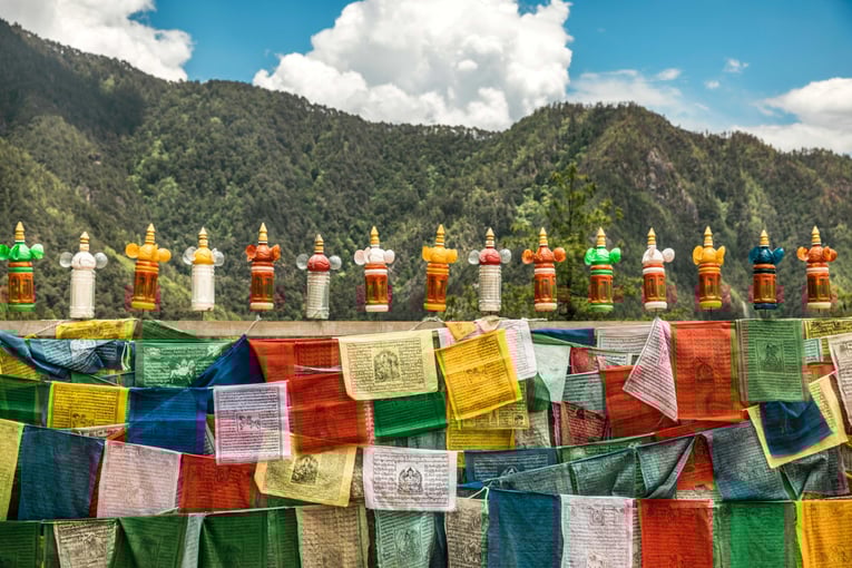 COMO Uma Paro, Bhután – Paro | Exclusive Tours Prayer_Wheels_and_Prayer_Flags_On_the_way_to_Taktsang