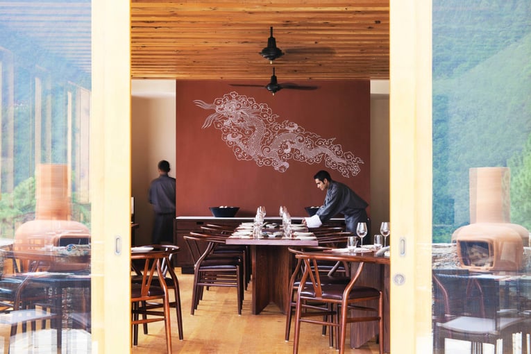 COMO Uma Punakha, Bhután – Paro | Exclusive Tours Dining_Room_from_Terrace