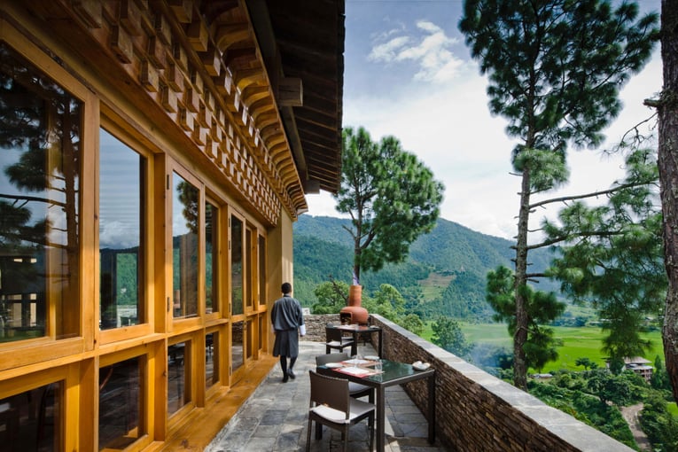 COMO Uma Punakha, Bhután – Paro | Exclusive Tours TERRACE_DINING_with_Staff,_UMA_PUNAKHA