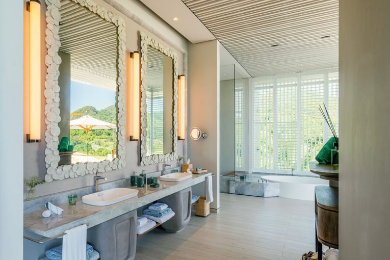 Cheval Blanc Seychelles | Exclusive Tours web_rgb-cheval_blanc_seychelles_-_hill_villa_bathroom_-_oliver_fly_-_2024