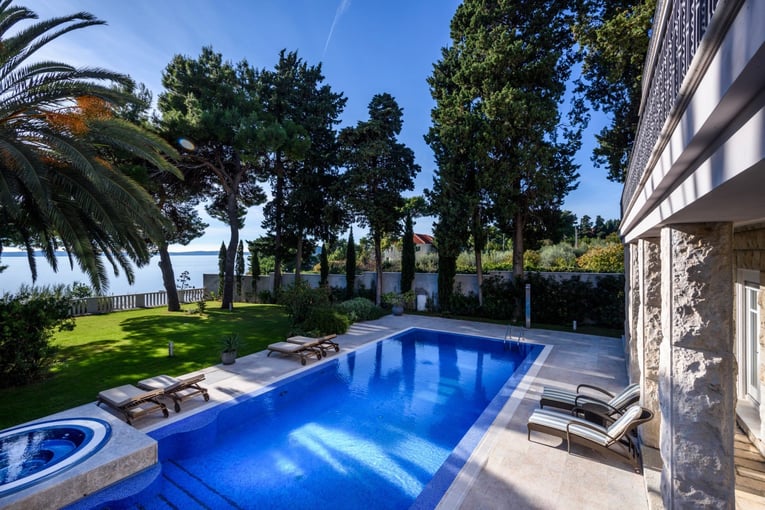 Chorvatsko_villa-split-croatia-pool-garden-modern-fireplace-luxury-poo-3