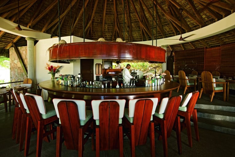 Constance Lémuria restaurace beach-bar-and-grill-restaurant-interior_2