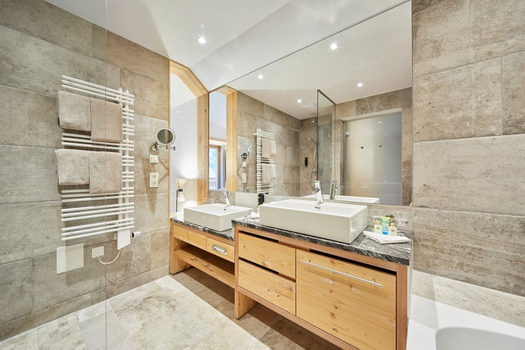 Dachsteinkönig Familux Resort zimmer-familiensuite-liesl-bad