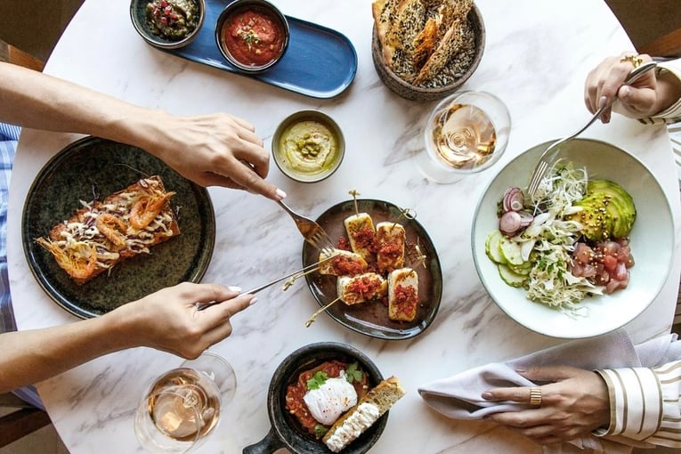 Daios Cove, Řecko – Kréta dc_food_oceanrestaurant_sharingtable_ducasse_01