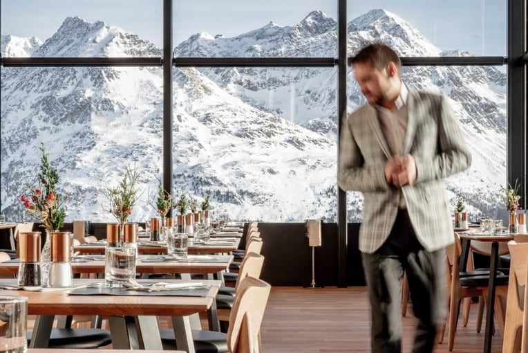 Das Central falcon_restaurant_soelden_restaurantleiter_by_rudi_wyhlidal