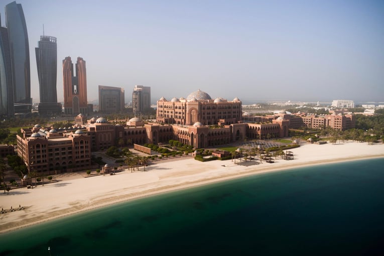 Emirates Palace Mandarin Oriental eyJvYXV0aCI6eyJjbGllbnRfaWQiOiJzaXRlY29yZSJ9LCJwYXRoIjoibWFuZGFyaW4tb3JpZW50YWwtaG90ZWwtZ3JvdXBcL2ZpbGVcLzF3YzhGUGZlZnhnTkVYRVA3VGFyLmpwZyJ9_mandarin-oriental-hotel-group_wL_H5e5M7ZcBPcgKuTlKZzmxGg7Nx8kOcU