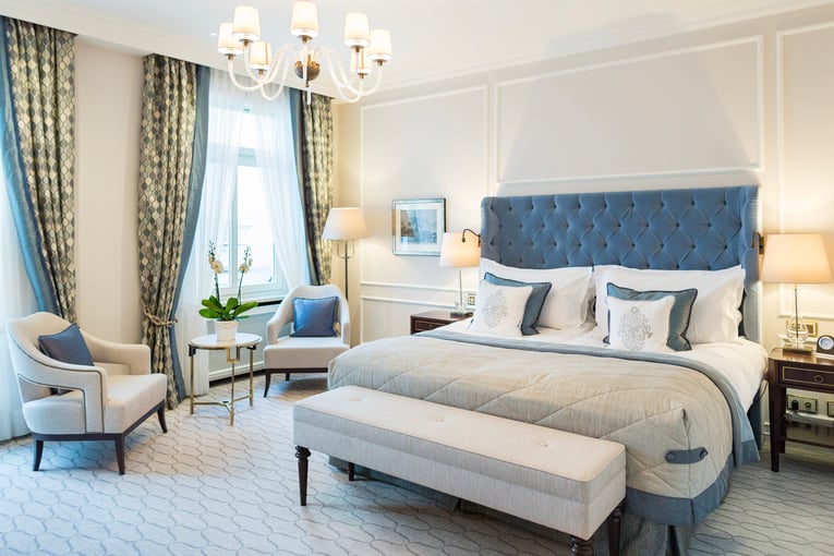 Fairmont Hotel Vier Jahreszeiten Hamburg - Sample Deluxe Double Room Lakeview - Powder Blue 1 - -® Guido Leifhelm