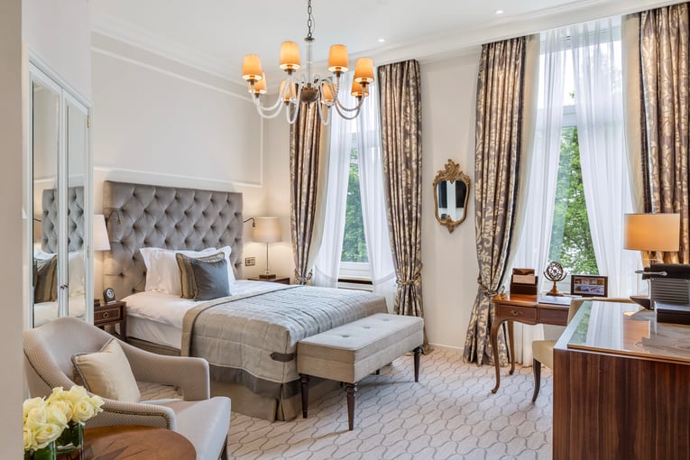 Fairmont Hotel Vier Jahreszeiten Hamburg - Sample Deluxe Single Room Lakeview - Grey & Gold - -® Guido Leifhelm