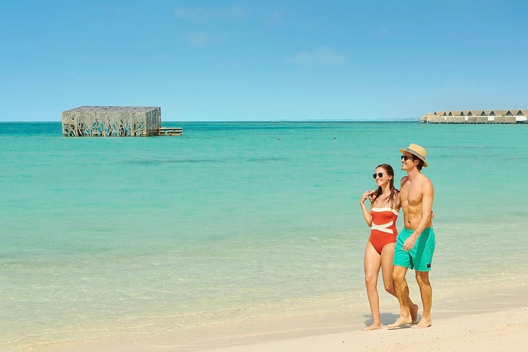 Fairmont Maldives Sirru Fen Fushi Couple on the Beach