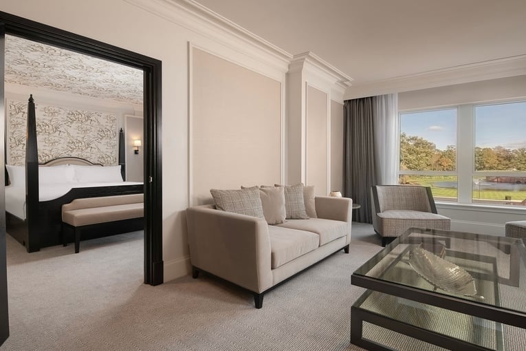 Fairmont Windsor Park, Velká Británie – Windsor | Exclusive Tours FWP-Fairmont-One-Bedroom-Suite-Living-Room-1