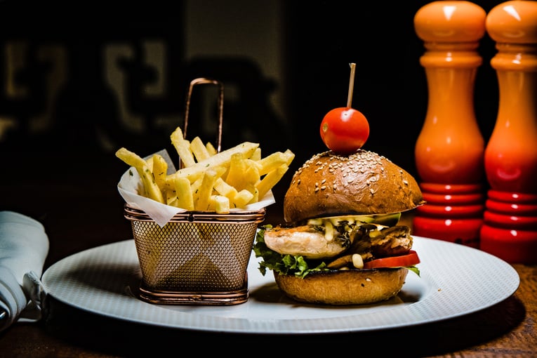 Fregate Private Island FIP_Culinary_Burger-and-Fries