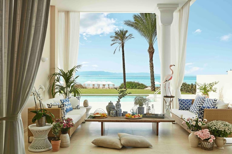 GRECOTEL Mandola Rosa 27-Royal-Pavilion-on-the-Beach-lounging-area_72dpi