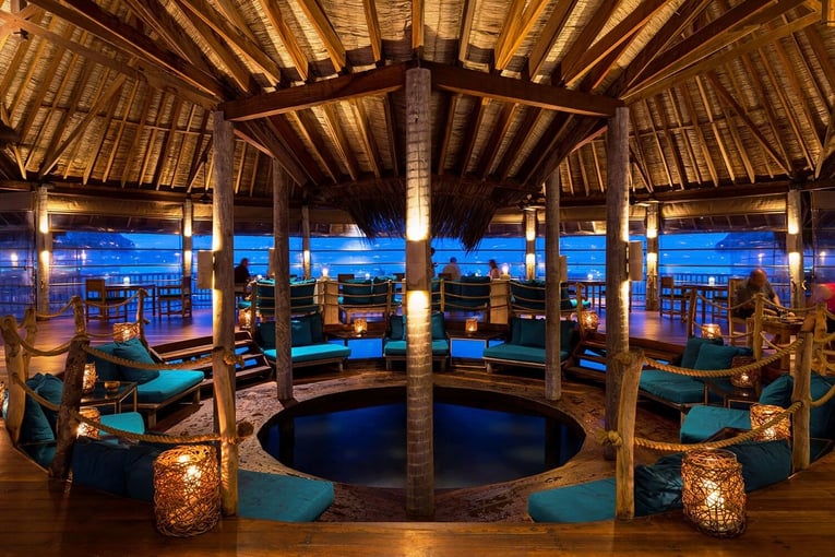 Gili Lankanfushi Maldives, Maledivy – Lankanfushi Island | Exclusive Tours GLM_Over-Water-Bar-Main-Area