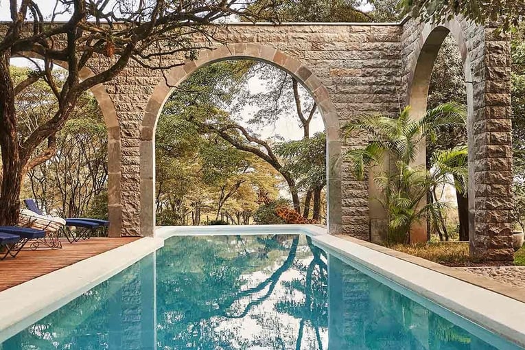 Giraffe Manor Hotel, Keňa – Nairobi | Exclusive Tours The-Retreat-at-Giraffe-Manor-Pool-Facilities