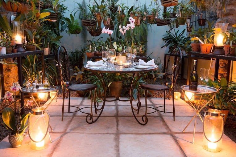 Giraffe Manor Hotel, Keňa – Nairobi | Exclusive Tours orchidhouseromanticdinner
