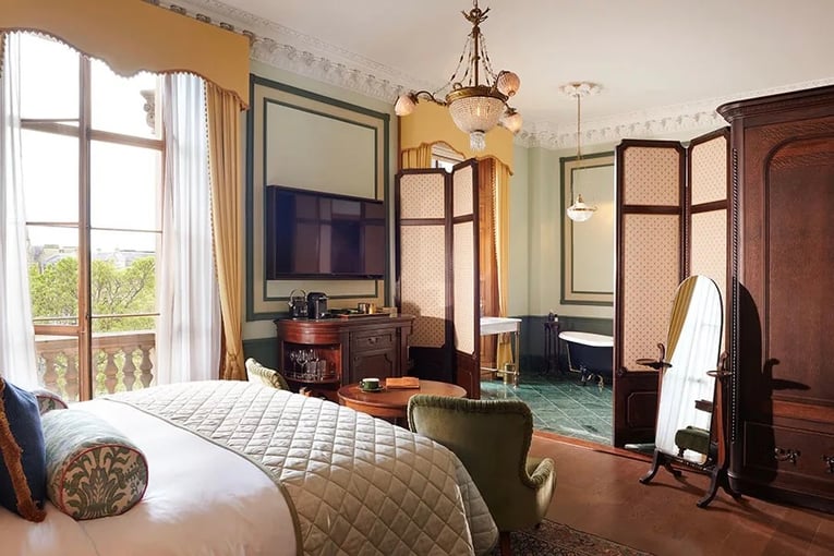 Gleneagles Townhouse, Velká Británie – Skotsko, Edinburgh | Exclusive Tours Glen_Townhse_Shot_9_MR_Bedroom_Bed_to_Bath_Wide_Landscape_0168