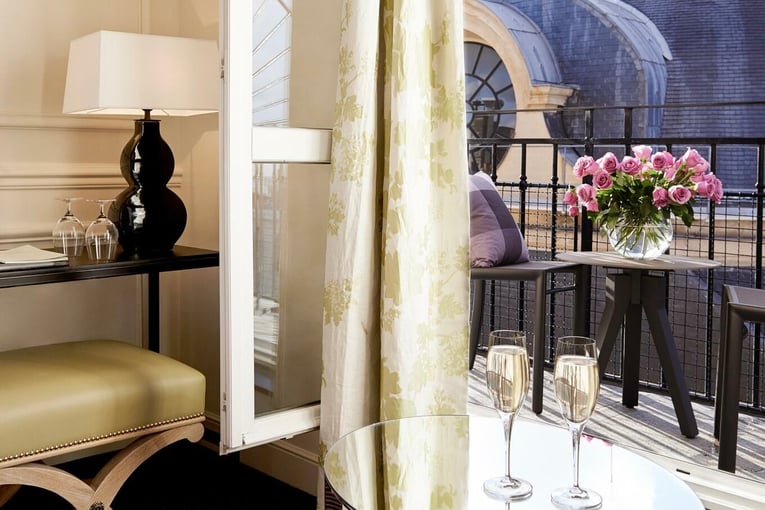 Grand Hôtel du Palais Royal Chambre supérieure coupes Champagne.jpg