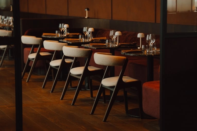 židle v restauraci