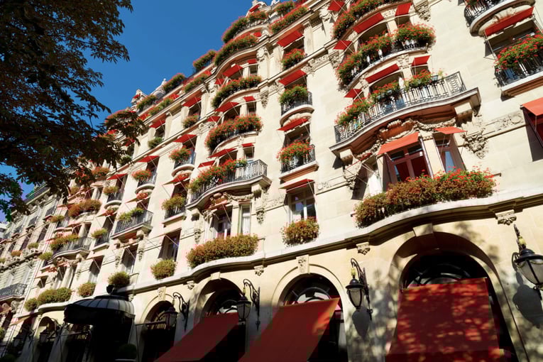 Hôtel Plaza Athénée, Francie – Paříž | Exclusive Tours 120198255_HPA Exterior HR _c_Bi Premium Masahiko Takeda_7360x4912