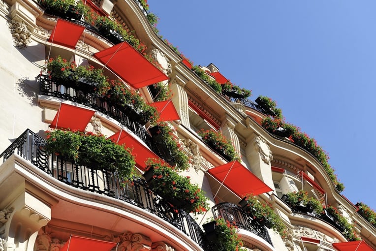 Hôtel Plaza Athénée, Francie – Paříž | Exclusive Tours 120198299_Hôtel Plaza Athénée Exterior LR_c_Veronique Mati_2128x1416