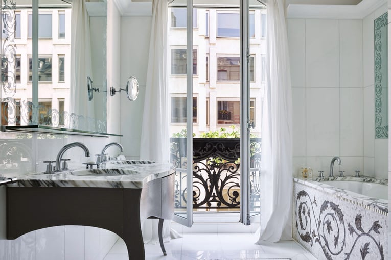 Hôtel Plaza Athénée, Francie – Paříž | Exclusive Tours HPA-361-HauteCouture-Suite-Bath-HR-by-markread