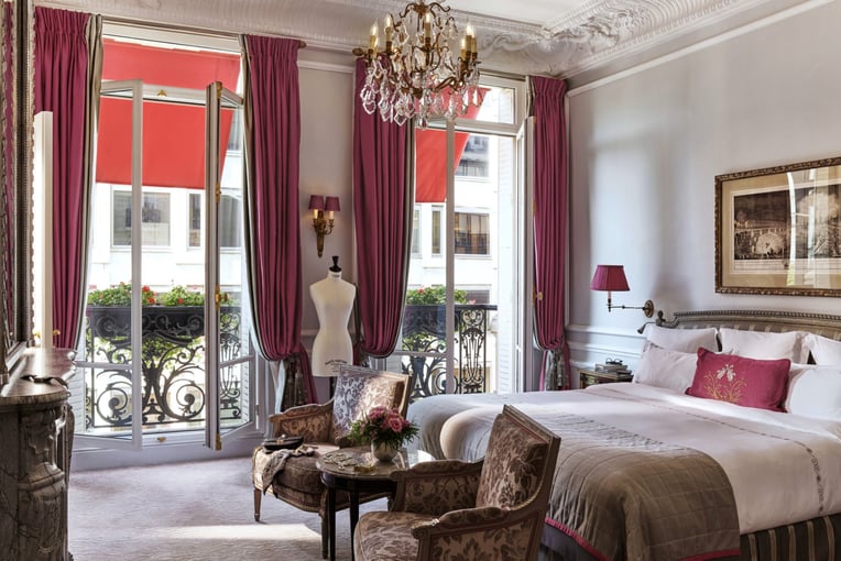 Hôtel Plaza Athénée, Francie – Paříž | Exclusive Tours HPA-361-HauteCouture-Suite-Bed-P-HR-by-markread