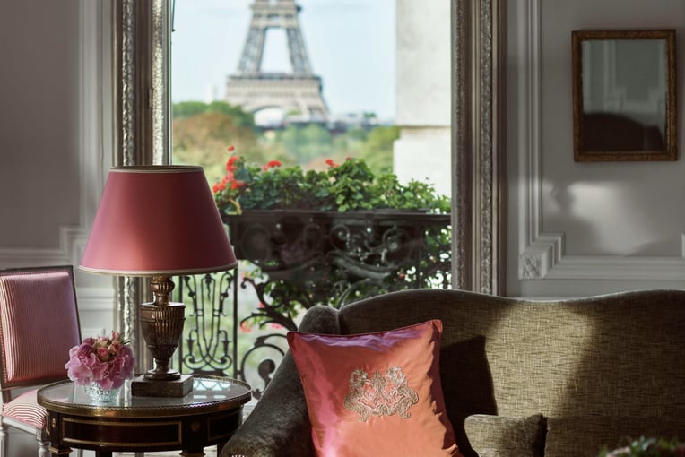 Hôtel Plaza Athénée, Francie – Paříž | Exclusive Tours HPA-361-HauteCouture-Suite-Living-4-HR-by-markread