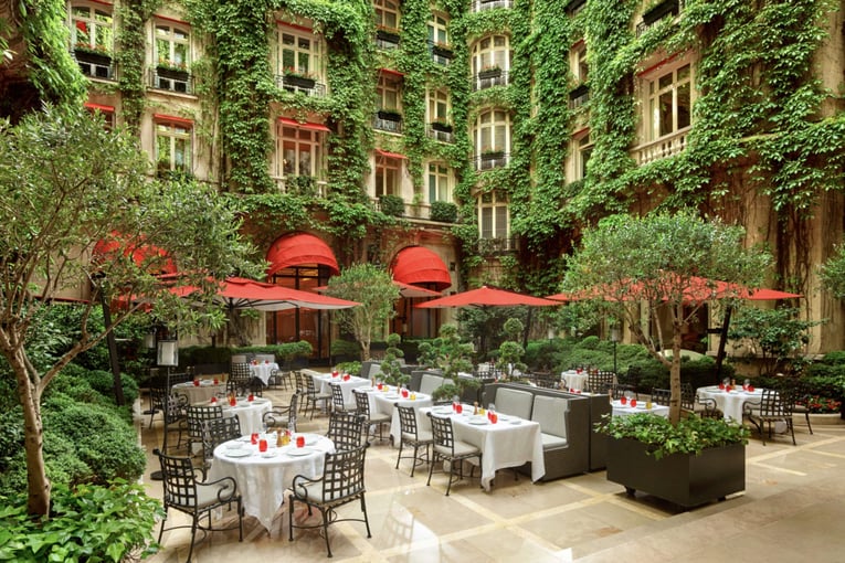 Hôtel Plaza Athénée, Francie – Paříž | Exclusive Tours Hotel-Plaza-Athenee-La-Cour-Jardin-restaurant-landscape