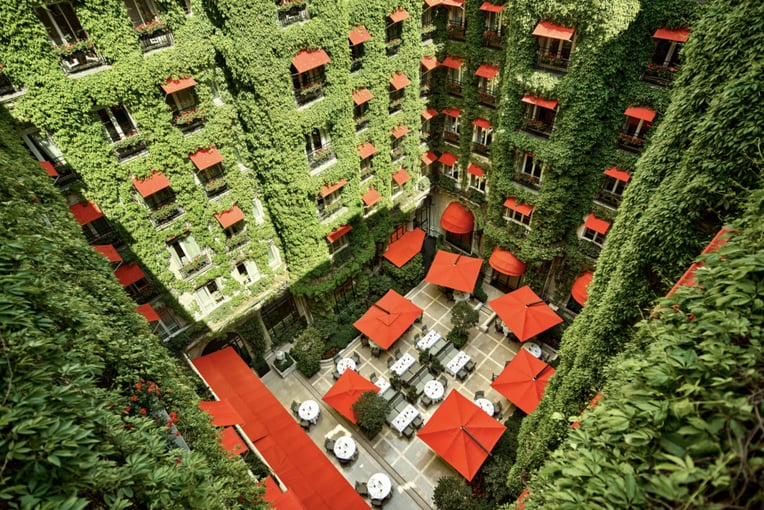 Hôtel Plaza Athénée, Francie – Paříž | Exclusive Tours Hotel-Plaza-Athenee-La-Cour-Jardin-restaurant-view