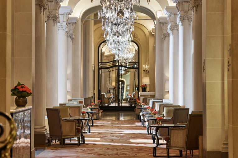Hôtel Plaza Athénée, Francie – Paříž | Exclusive Tours Hotel-Plaza-Athenee-La-Galerie-portrait