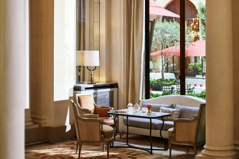 Hôtel Plaza Athénée, Francie – Paříž | Exclusive Tours Hotel-Plaza-Athenee-La-Galerie-table-portrait