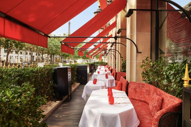 Hôtel Plaza Athénée, Francie – Paříž | Exclusive Tours Hotel-Plaza-Athenee-La-Terrasse-Montaigne-restaurant-landscape