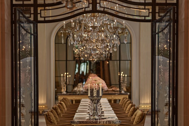 Hôtel Plaza Athénée, Francie – Paříž | Exclusive Tours Jean-Imbert-au-Plaza-Athénée-restaurant-entrance