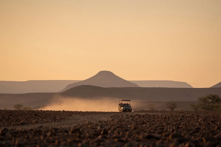 Hoanib Skeleton Coast Camp, Namibie – Kaokoveld | Exclusive Tours desertrhino-hero-07-24-45