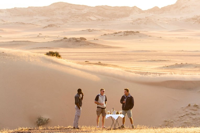Hoanib Skeleton Coast Camp, Namibie – Kaokoveld | Exclusive Tours wilderness-hoanib-skeleton-coast-cuisine-sundowners